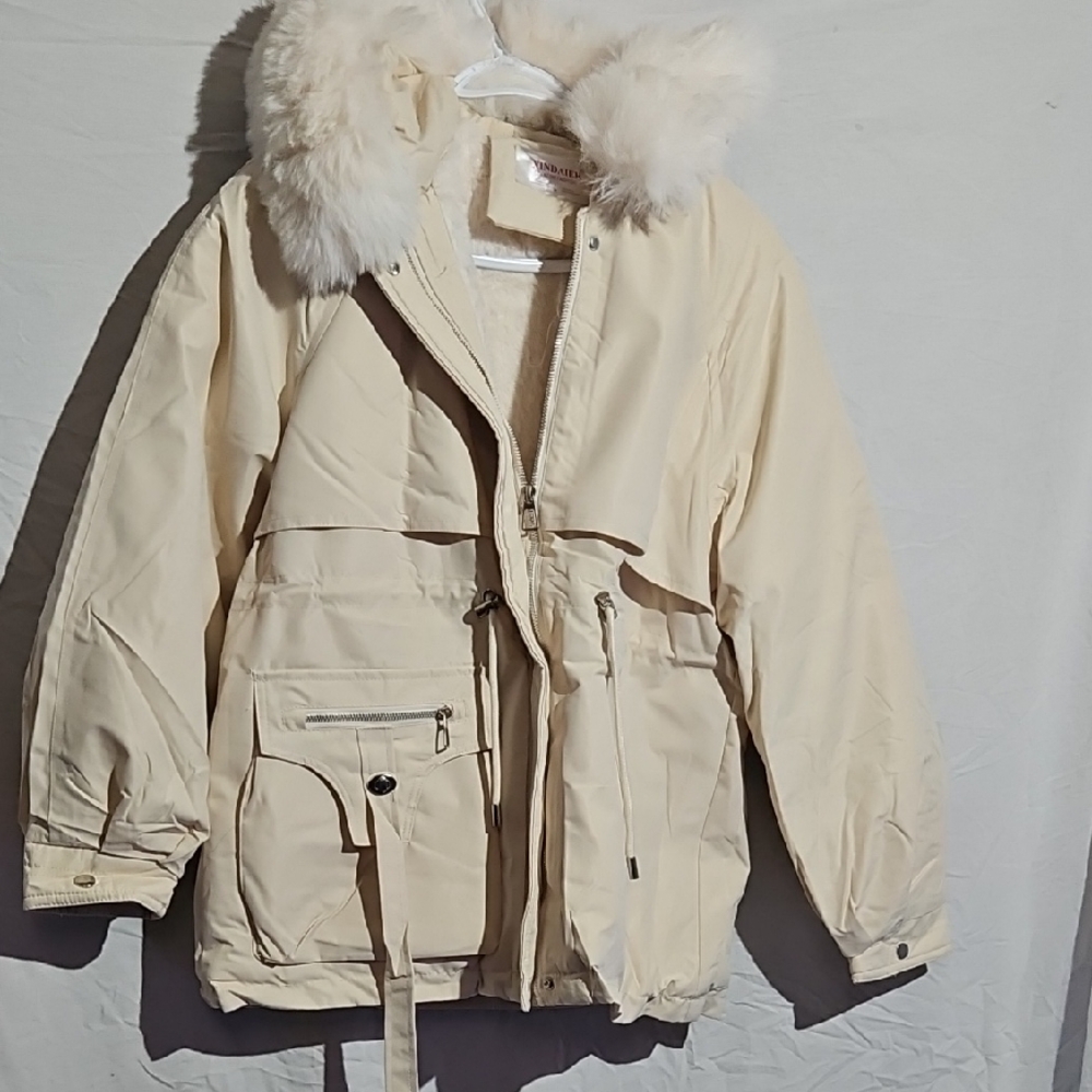 Chic Cream Puffer Jacket with Faux Fur Hood
